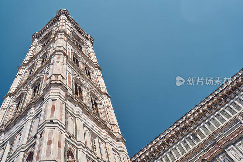 乔托的钟楼与蓝天，细节在佛罗伦萨的圣玛丽亚del Fiore大教堂的右边